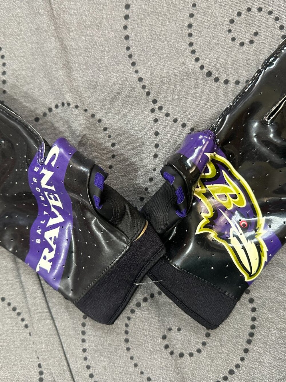 UNDER ARMOUR BALTIMORE RAVENS RECEIVER FOOTBALL GLOVES SIZE XL MEN NWOT